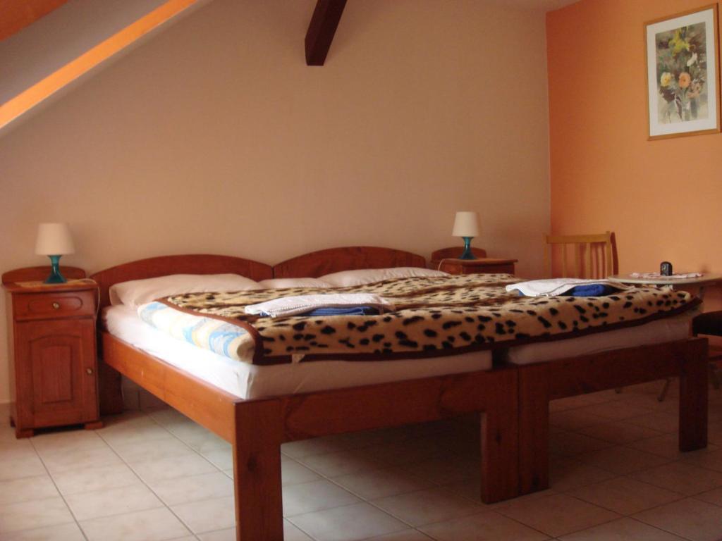 אסטרגום Roza Hotel Es Apartmanhaz חדר תמונה