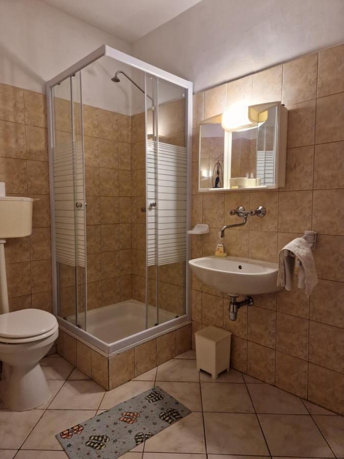 אסטרגום Roza Hotel Es Apartmanhaz מראה חיצוני תמונה