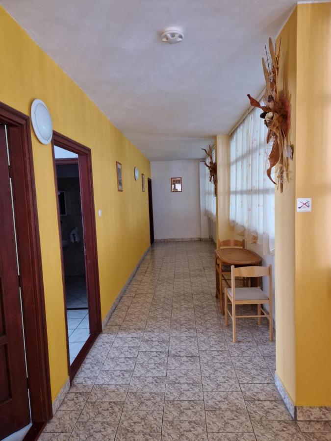 אסטרגום Roza Hotel Es Apartmanhaz מראה חיצוני תמונה