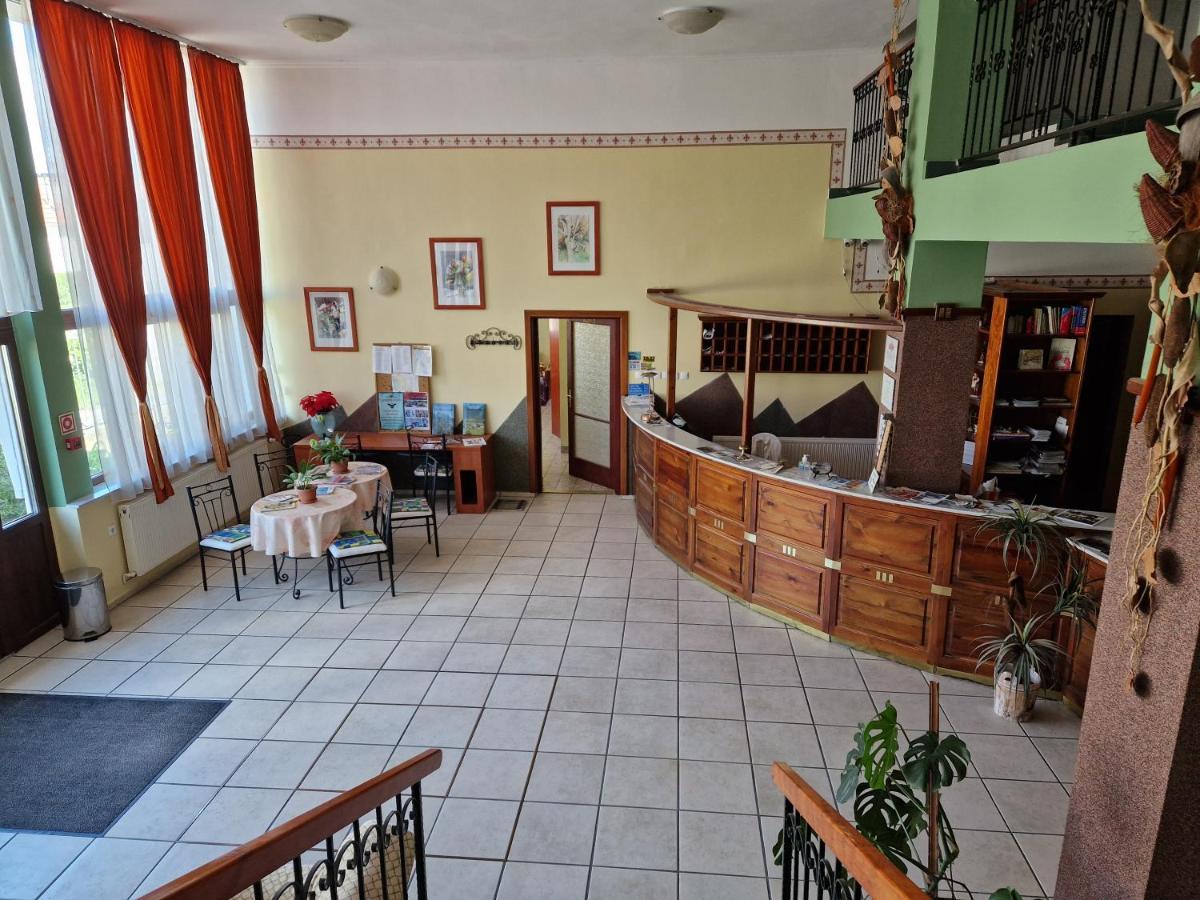 אסטרגום Roza Hotel Es Apartmanhaz מראה חיצוני תמונה