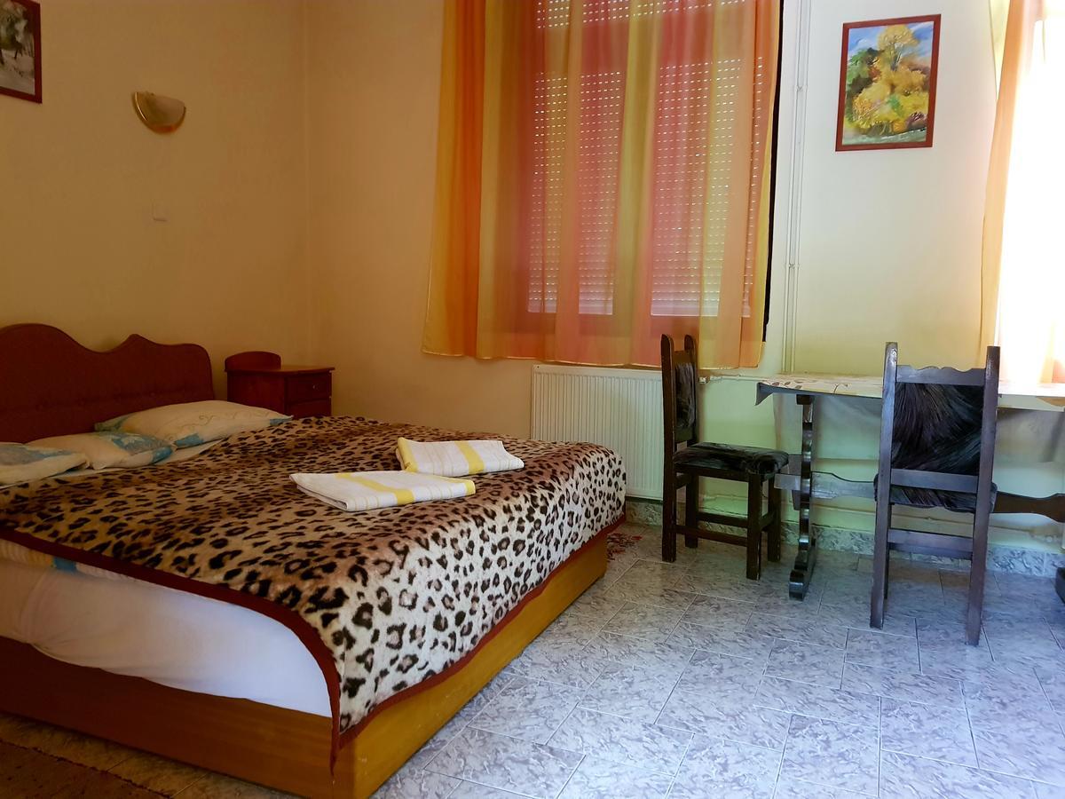 אסטרגום Roza Hotel Es Apartmanhaz מראה חיצוני תמונה