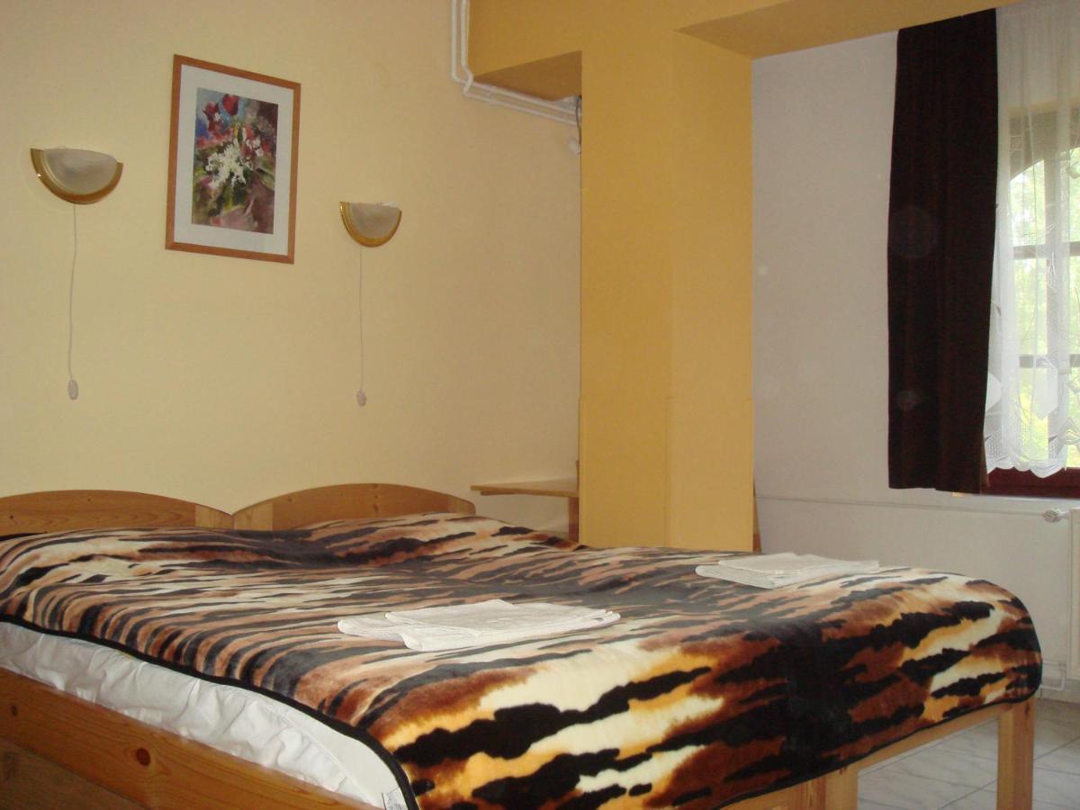 אסטרגום Roza Hotel Es Apartmanhaz חדר תמונה