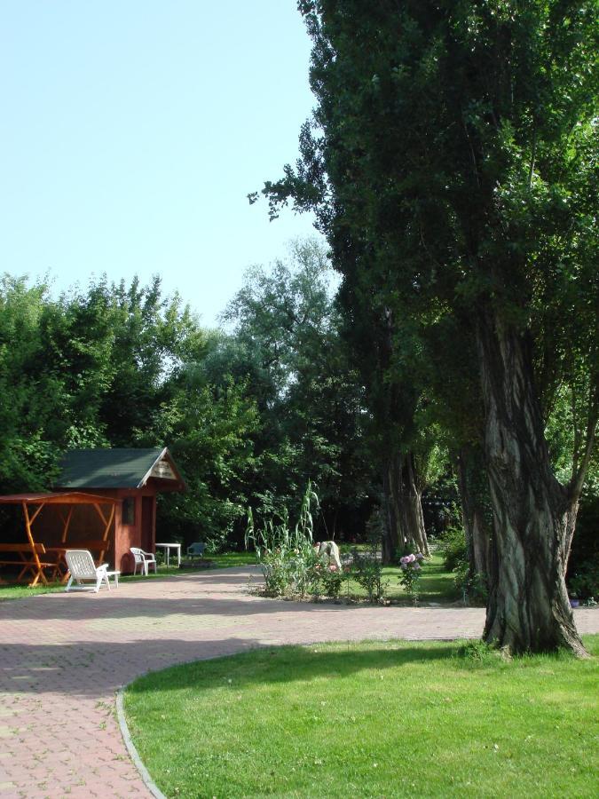 אסטרגום Roza Hotel Es Apartmanhaz מראה חיצוני תמונה